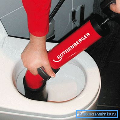 Die Vorrichtung erzeugt nach dem Prinzip einer Pumpe einen Druckabfall in der Rohrleitung Die Vorrichtung erzeugt nach dem Prinzip einer Pumpe einen Druckabfall in der Rohrleitung