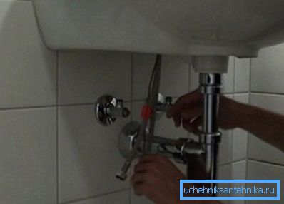 Das Gerät ist ebenso wie der gewöhnliche Wasserhahn angeschlossen. Das Gerät ist ebenso wie der gewöhnliche Wasserhahn angeschlossen.