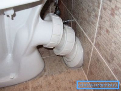 Geräte mit einer Schrägverbindung sind einfach in der Toilette zu montieren. Geräte mit einer Schrägverbindung sind einfach in der Toilette zu montieren.