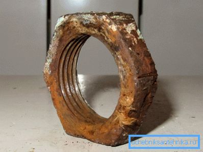 Die Ursache für dauerhafte Lecks kann durchaus der Defekt der Sicherungsmutter selbst sein. Die Ursache für dauerhafte Lecks kann durchaus der Defekt der Sicherungsmutter selbst sein.