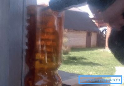Schrauben Sie das Waschbecken an den Pfosten Schrauben Sie das Waschbecken an den Pfosten