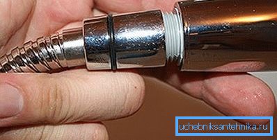 Die Gießkanne mit dem Schlauch verschrauben. Die Gießkanne mit dem Schlauch verschrauben.