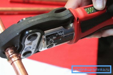 Die Verwendung von Handwerkzeugen für das Arbeiten mit Kupferrohren Die Verwendung von Handwerkzeugen für das Arbeiten mit Kupferrohren