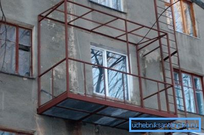 Das Beispiel ist eher bedingt: Unter realen Bedingungen versuchen die Biegebelastungen der Balken andere Bauteile zu kompensieren, die wir auf dem Foto sehen. Das Beispiel ist eher bedingt: Unter realen Bedingungen versuchen die Biegebelastungen der Balken andere Bauteile zu kompensieren, die wir auf dem Foto sehen.
