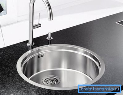 Ein Beispiel für ein rundes Waschbecken für einen Küchenraum.