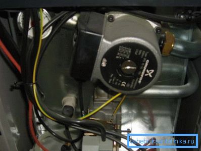 Beispiel einer in die Heizung eingebauten Pumpe Beispiel einer in die Heizung eingebauten Pumpe