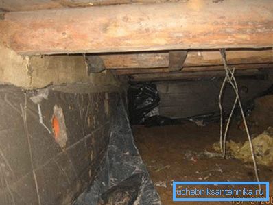 Beispiel für ein Loch im Fundament unter dem Rohr Beispiel für ein Loch im Fundament unter dem Rohr