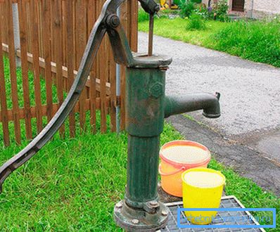 Ein Beispiel für einen solchen Brunnen im Foto. Ein Beispiel für einen solchen Brunnen im Foto.