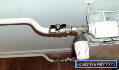 Ein Beispiel für die korrekte Installation des Reglers Ein Beispiel für die korrekte Installation des Reglers