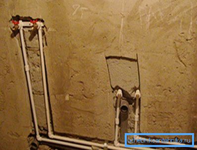 Ein Beispiel für die Position von Rohrleitungen in der Wand. Ein Beispiel für die Position von Rohrleitungen in der Wand.