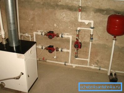 Beispielsystem mit Ausgleichsbehälter, Pumpen und Mehrfachanschlüssen Beispielsystem mit Ausgleichsbehälter, Pumpen und Mehrfachanschlüssen