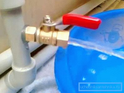 Ein Beispiel für das Entfernen von Wasser aus einem Heizkörper Ein Beispiel für das Entfernen von Wasser aus einem Heizkörper