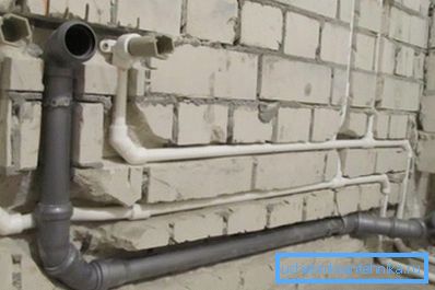 Ein Beispiel für das Verlegen des Systems in der Wand Ein Beispiel für das Verlegen des Systems in der Wand
