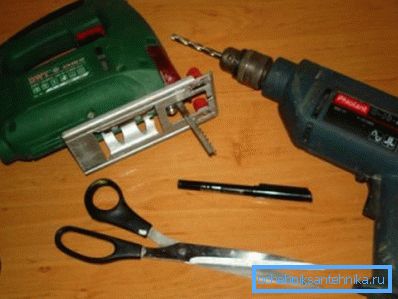 So etwas sieht aus wie ein Set zum Schneiden der Tischplatte. Sie benötigen eine Schere, wenn Sie ein Stück Wäsche aus Pappe schneiden So etwas sieht aus wie ein Set zum Schneiden der Tischplatte. Sie benötigen eine Schere, wenn Sie ein Stück Wäsche aus Pappe schneiden