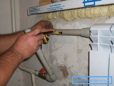 Ungefähr so wird das Umreifen der Batterie durchgeführt. Ungefähr so wird das Umreifen der Batterie durchgeführt.
