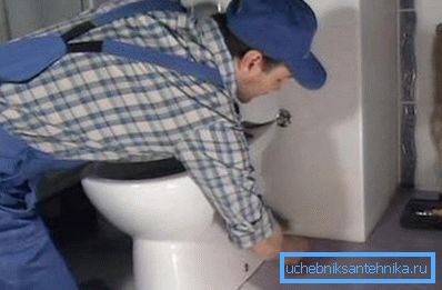Die Toilette an den Abwasserkanal anschließen - eine wichtige Etappe Die Toilette an den Abwasserkanal anschließen - eine wichtige Etappe