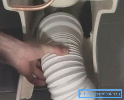 Befestigen der Toilette am zweiten Ende der gewellten Manschette Befestigen der Toilette am zweiten Ende der gewellten Manschette