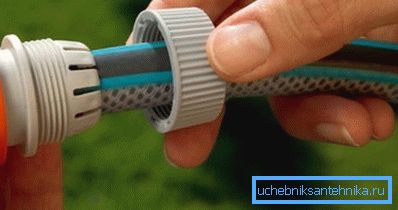 Gerät zum Verbinden von Gartenschläuchen. Gerät zum Verbinden von Gartenschläuchen.
