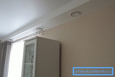 Der Luftstrom in den Raum kann von der Fernbedienung aus automatisch gesteuert werden Der Luftstrom in den Raum kann von der Fernbedienung aus automatisch gesteuert werden