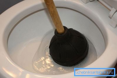 Reinigen der Toilettenschüssel mit einem mechanischen Kolben Reinigen der Toilettenschüssel mit einem mechanischen Kolben