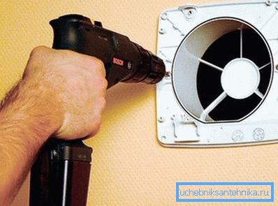 Die Reinigung der Lüftung in der Wohnung ist nach Demontage von Grill und Ventilator möglich Die Reinigung der Lüftung in der Wohnung ist nach Demontage von Grill und Ventilator möglich