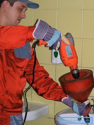 906 Reinigung mit Sanitärkabel