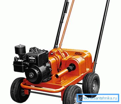 907 Die Räumvorrichtung mit dem Benzinmotor