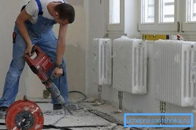 Professionelle Verlegung von Heizungsrohren in einem Privathaus Professionelle Verlegung von Heizungsrohren in einem Privathaus