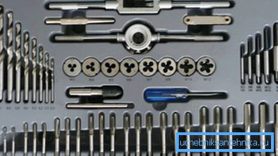 Professionelle Handwerker oder Schlosser, die sich ständig mit solchen Arbeiten beschäftigen, empfehlen den Kauf geeigneter Kits für diese Zwecke. Sie müssen jedoch unbedingt die Qualität des Metalls überprüfen, aus dem sie hergestellt werden. Professionelle Handwerker oder Schlosser, die sich ständig mit solchen Arbeiten beschäftigen, empfehlen den Kauf geeigneter Kits für diese Zwecke. Sie müssen jedoch unbedingt die Qualität des Metalls überprüfen, aus dem sie hergestellt werden.