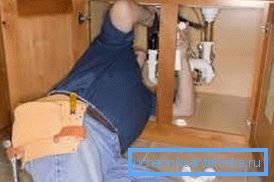 Professionelle Handwerker versuchen, ihre Aufgabe so einfach wie möglich zu gestalten, um nicht in einer unbequemen Position zu arbeiten und freien Zugang zum Installationsort zu haben. Professionelle Handwerker versuchen, ihre Aufgabe so einfach wie möglich zu gestalten, um nicht in einer unbequemen Position zu arbeiten und freien Zugang zum Installationsort zu haben.