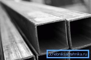 Das Profilrohr mit scharfen Ecken ist weniger formbar und weist eine gewisse Zugfestigkeit auf, nach der es sich nicht nur verbiegt, sondern auch brechen kann. Das Profilrohr mit scharfen Ecken ist weniger formbar und weist eine gewisse Zugfestigkeit auf, nach der es sich nicht nur verbiegt, sondern auch brechen kann.