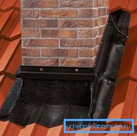 Der Durchgang des Kamins durch das Dachmaterial Der Durchgang des Kamins durch das Dachmaterial