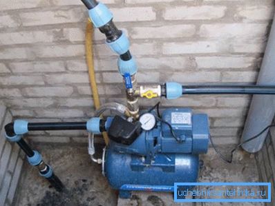 Wir machen den Anschluss von Wasserleitungen. Wir machen den Anschluss von Wasserleitungen.