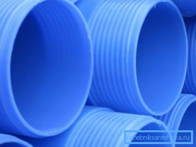 Die Leistung einer Wasserquelle hängt weitgehend von ihrer Größe ab. Je größer es ist, desto mehr Wasser wird zugeführt. Um die Bohrkosten zu senken, ist es erforderlich, den Mindestrohrdurchmesser für einen Brunnen zu berechnen, der den Wasserbedarf erfüllt. Bestimmen Sie den Durchmesser.