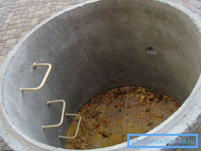 Die Herstellung von Ringen für Brunnen geht noch weiter und bietet eine interne Treppe und ein Loch für die Versorgung der Rohrleitung Die Herstellung von Ringen für Brunnen geht noch weiter und bietet eine interne Treppe und ein Loch für die Versorgung der Rohrleitung