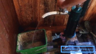 Wir pumpen über Wasser, bis ein transparenter Strahl erscheint. Wir pumpen über Wasser, bis ein transparenter Strahl erscheint.
