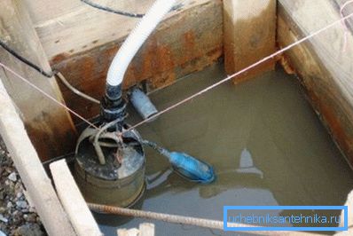 Pumpen der Quelle mit einer Schlammpumpe Pumpen der Quelle mit einer Schlammpumpe