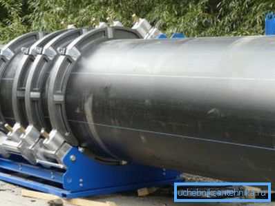 Wasserversorgung mit Polyethylen verlegen. Zum Zentrieren wird Hydraulik verwendet. Wasserversorgung mit Polyethylen verlegen. Zum Zentrieren wird Hydraulik verwendet.