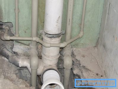 Verlegung von Wasserleitungen und Abwasser in der Wohnung