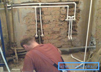 Verlegung von Wasserleitungen in der Wohnung unter dem Putz Verlegung von Wasserleitungen in der Wohnung unter dem Putz