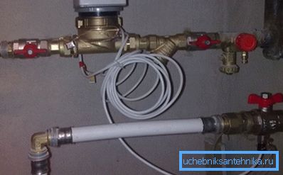 Zwischenlösung für geschlossene Systeme - ein Durchflusssensor und zwei Temperatursensoren. Die Berechnung erfolgt nach der ersten Formel; V1 ist gleich V2. Zwischenlösung für geschlossene Systeme - ein Durchflusssensor und zwei Temperatursensoren. Die Berechnung erfolgt nach der ersten Formel; V1 ist gleich V2.