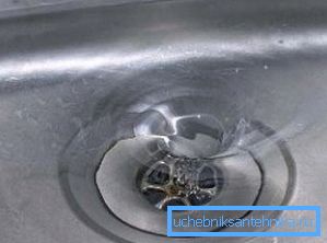 Spülen Sie das Loch mit kochendem Wasser ab. Spülen Sie das Loch mit kochendem Wasser ab.
