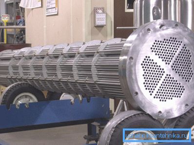 Industrieanlagen dienen sowohl zur Erwärmung der Umgebung als auch zur Kühlung. Industrieanlagen dienen sowohl zur Erwärmung der Umgebung als auch zur Kühlung.