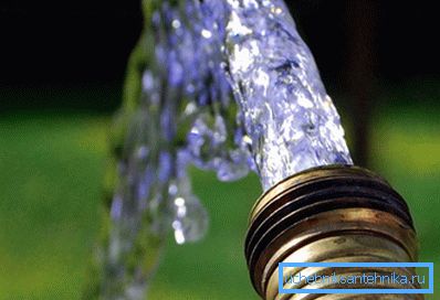 Die Spülung wird fortgesetzt, bis klares, klares Wasser erscheint. Die Spülung wird fortgesetzt, bis klares, klares Wasser erscheint.