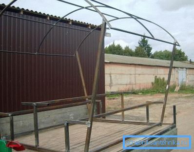 Ein einfacher Pavillon mit eigenen Händen aus den Rohren kann nicht nur schnell, sondern auch qualitativ zusammengebaut werden Ein einfacher Pavillon mit eigenen Händen aus den Rohren kann nicht nur schnell, sondern auch qualitativ zusammengebaut werden
