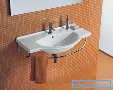 Einfaches und bequemes Waschbecken aus Sanitärkeramik. Einfaches und bequemes Waschbecken aus Sanitärkeramik.