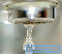 Aus dem Wasserhahn austretendes Wasser führt häufig zu Eisbildung im Abwasserkanal Aus dem Wasserhahn austretendes Wasser führt häufig zu Eisbildung im Abwasserkanal