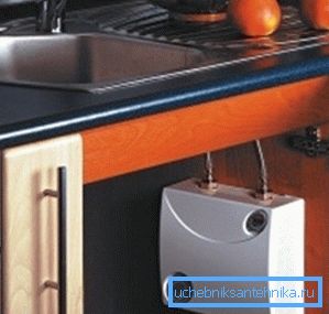 Durchflusskessel unter der Küchenspüle Durchflusskessel unter der Küchenspüle