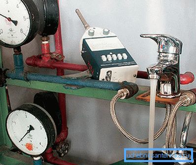 Der Prozess wird mit einem Manometer überwacht. Der Prozess wird mit einem Manometer überwacht.