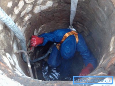 Der Prozess des Verputzens von kleinen Rissen in der Mine. Der Prozess des Verputzens von kleinen Rissen in der Mine.